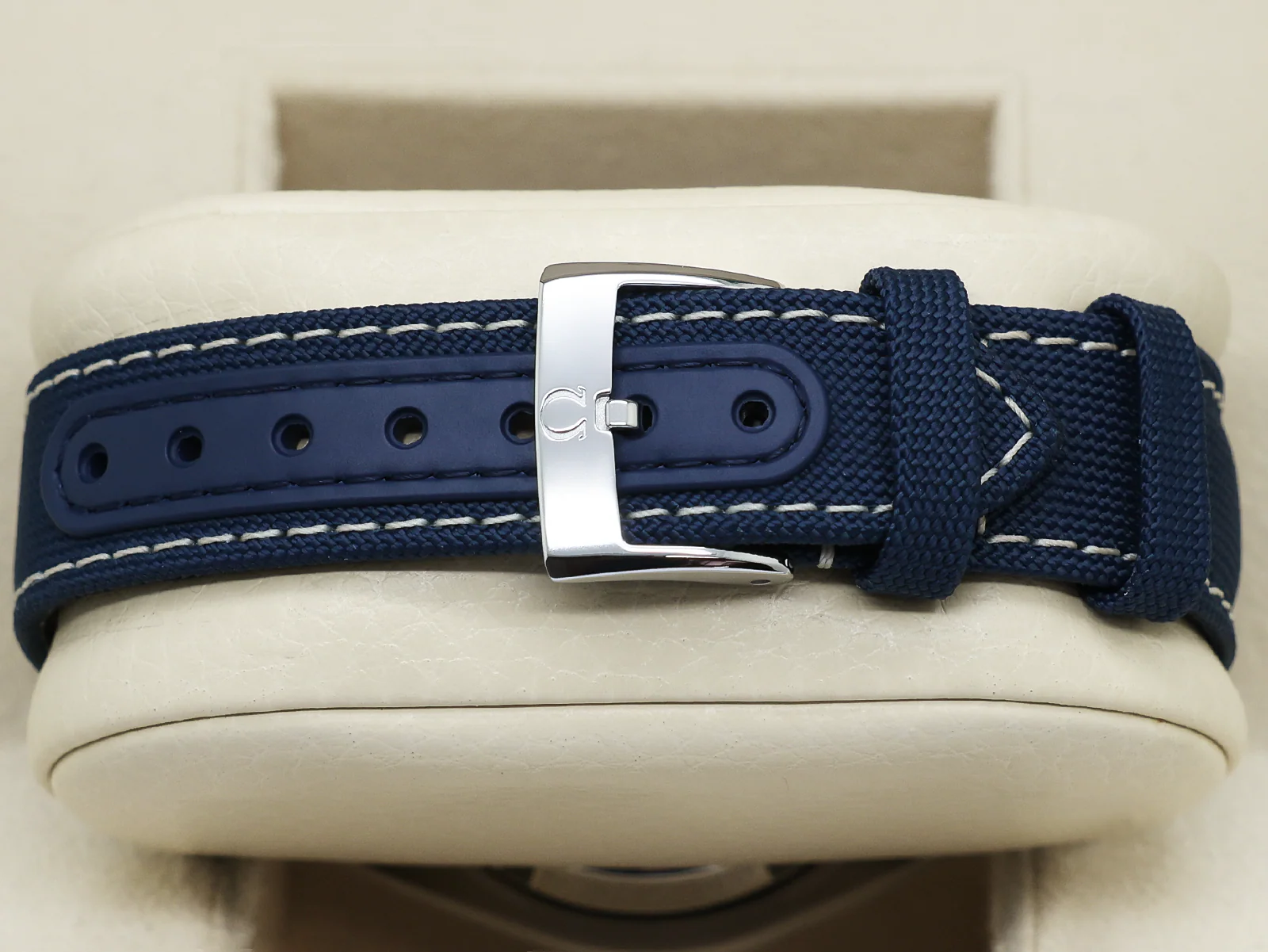 Omega Speedmaster Snoopy animated caseback