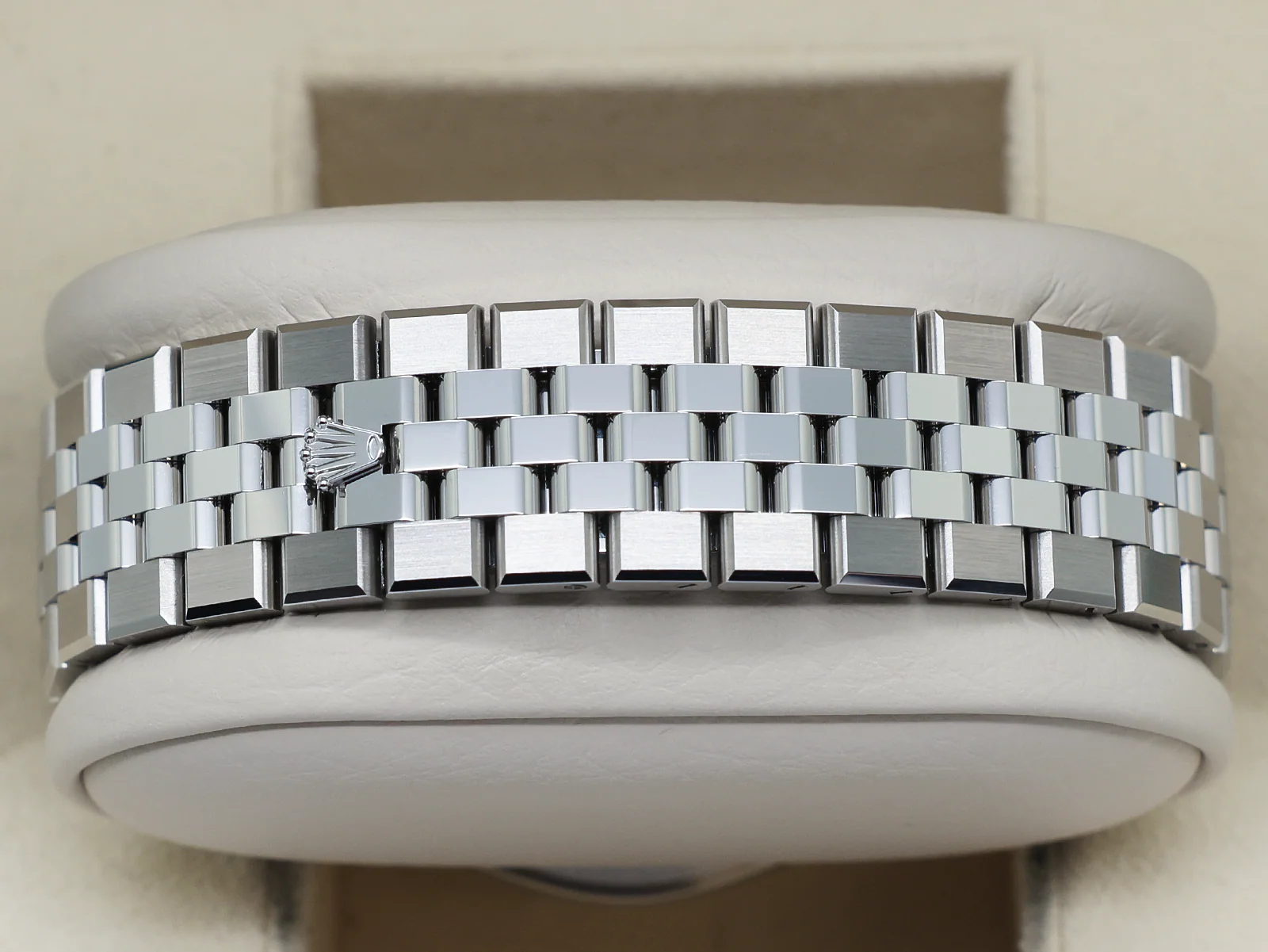 Rolex Land-Dweller 127334 40mm Stainless Steel White Honeycomb Dial – Unworn 2026 Full Set 6 Rolex Land-Dweller 127334 caseback