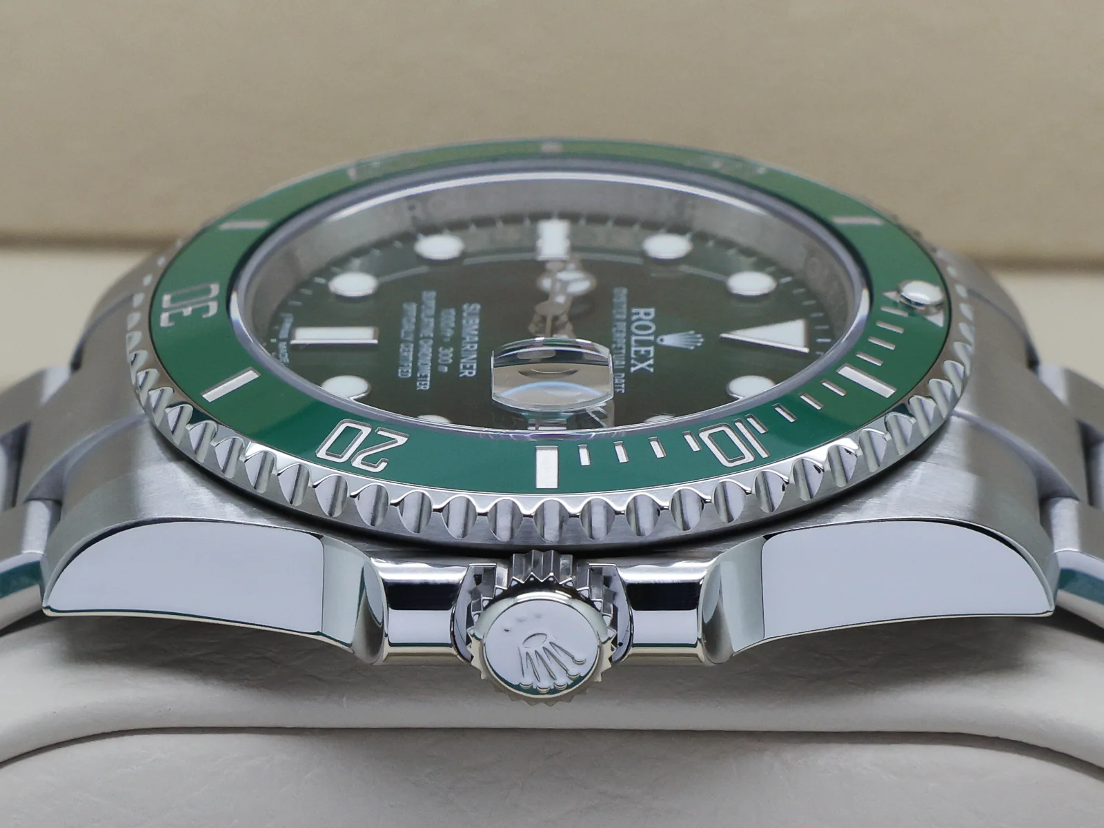 Rolex Submariner Date 116610LV “Hulk” 40mm Stainless Steel Green Dial – 2015 Full Set 4 Rolex Submariner Hulk glidelock clasp