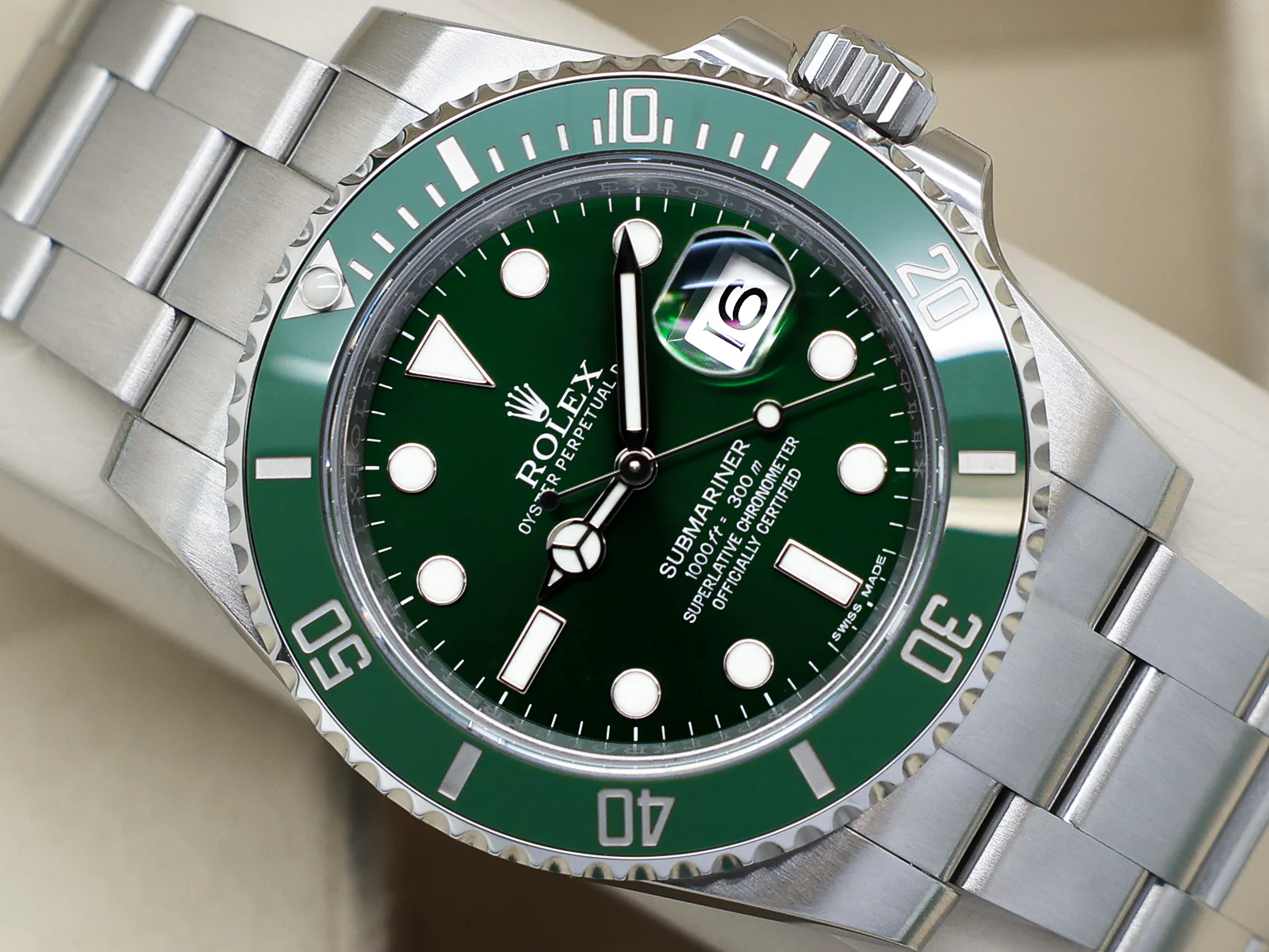 Rolex Submariner Date 116610LV “Hulk” 40mm Stainless Steel Green Dial – 2015 Full Set 3 Rolex Submariner Hulk oyster bracelet