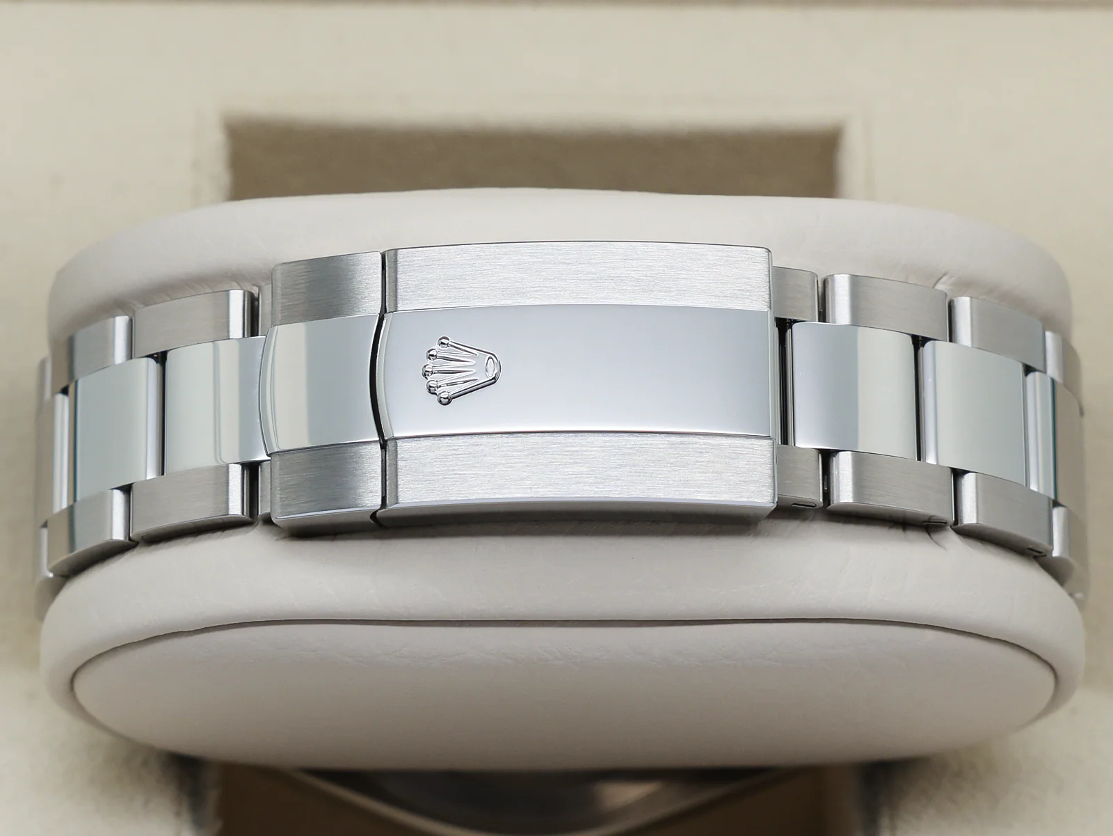 Rolex Sky-Dweller 42mm 336934 White Dial Stainless Steel & White Gold – Warranty 2025 Box & Papers 7 Rolex Sky-Dweller caseback